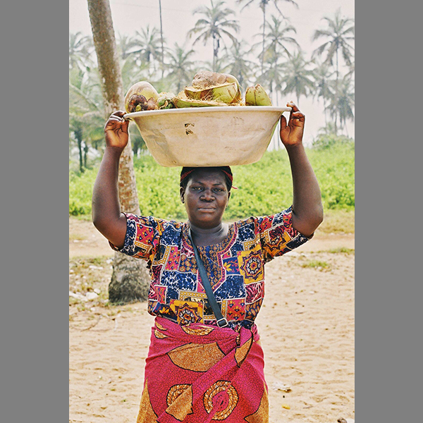 La vendeuse de coco / The coconut seller
